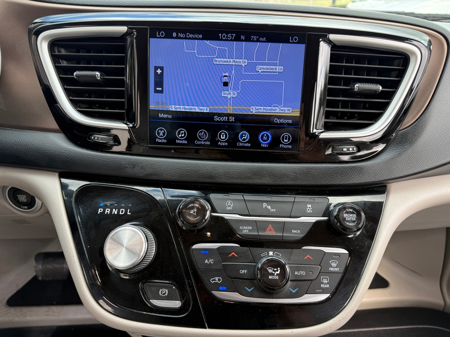 Blue Chrysler Pacifica image number 16