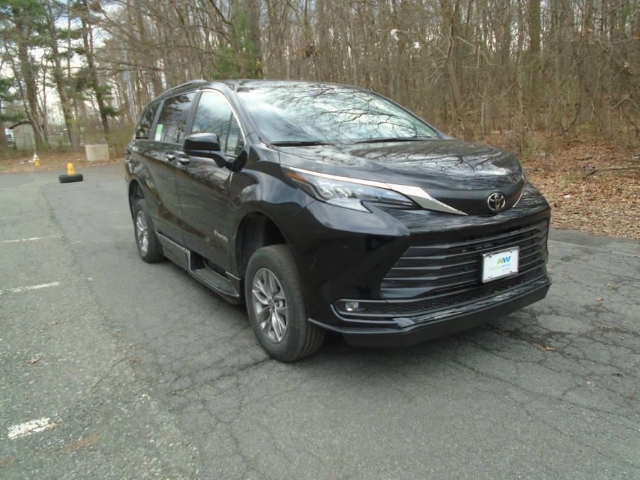 Black Toyota Sienna image number 10