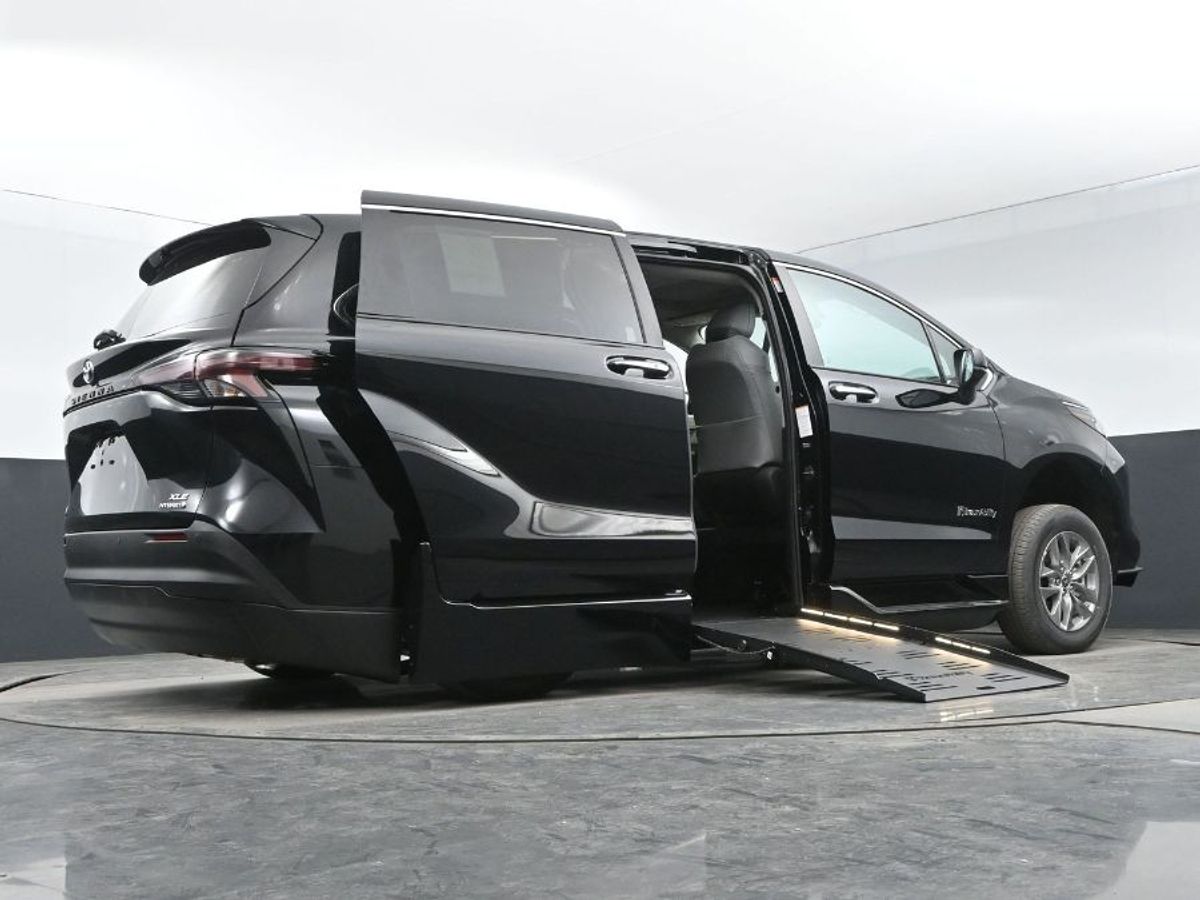 Black Toyota Sienna image number 12