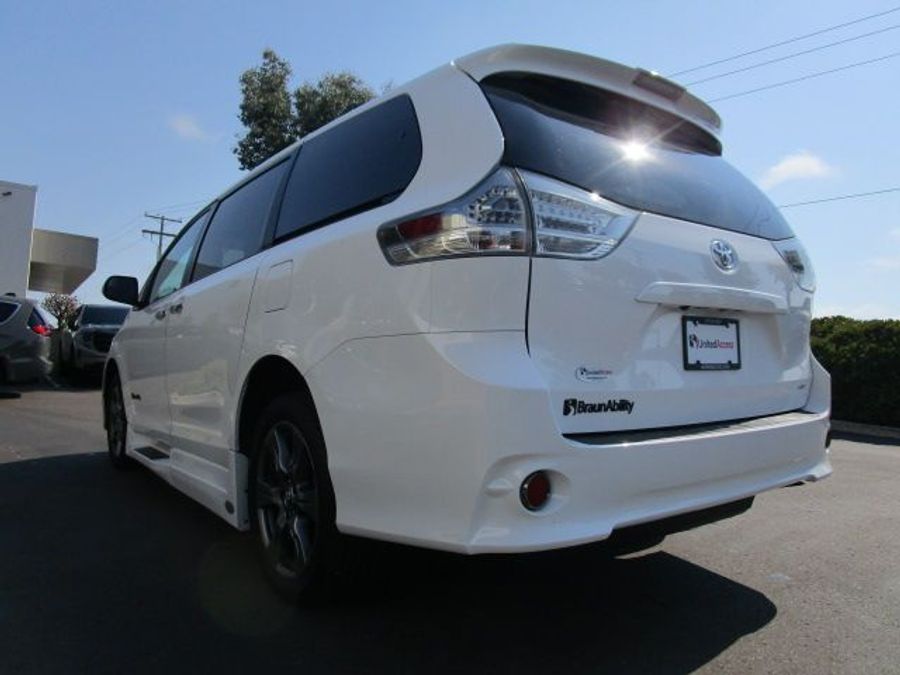Used 2020 Toyota Sienna SE - BraunAbility Side Entry Entry In Floor Automatic Ramp