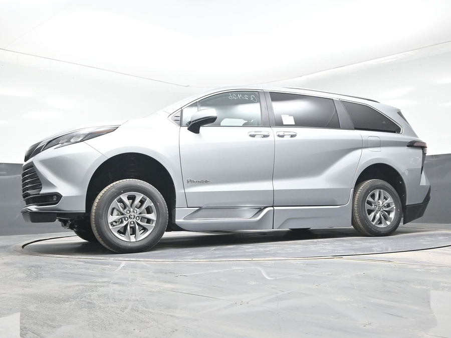 New 2025 Toyota Sienna Hybrid XLE Plus - BraunAbility Side Entry Entry Fold Out Automatic Ramp