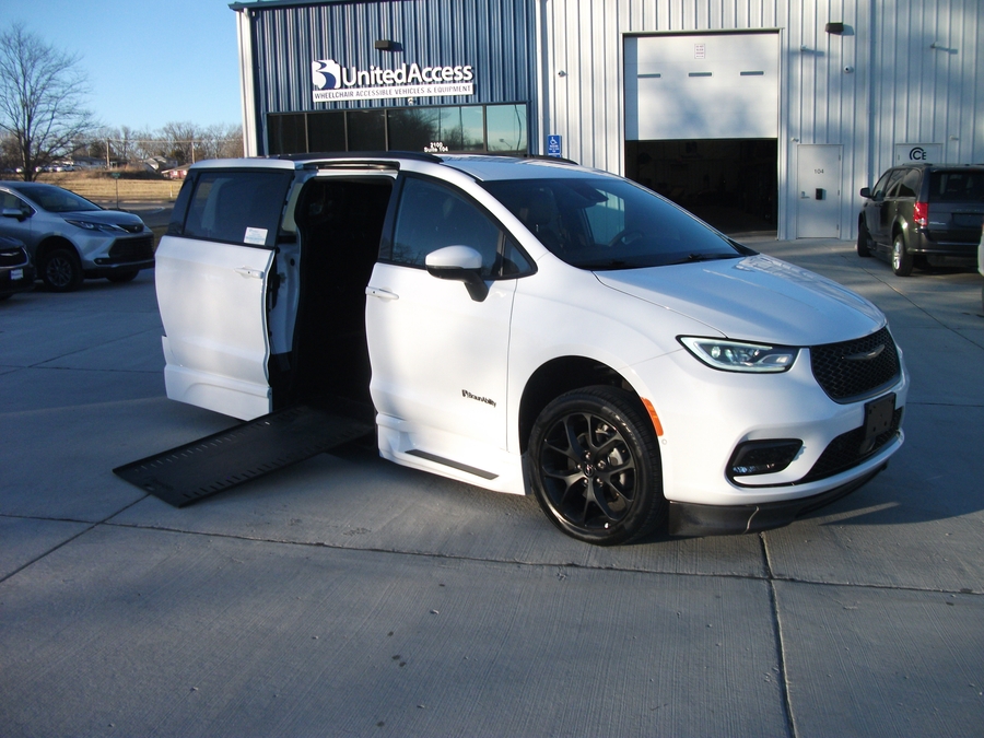 Used 2023 Chrysler Pacifica Touring L Sport - BraunAbility Side Entry Entry In Floor Automatic Ramp