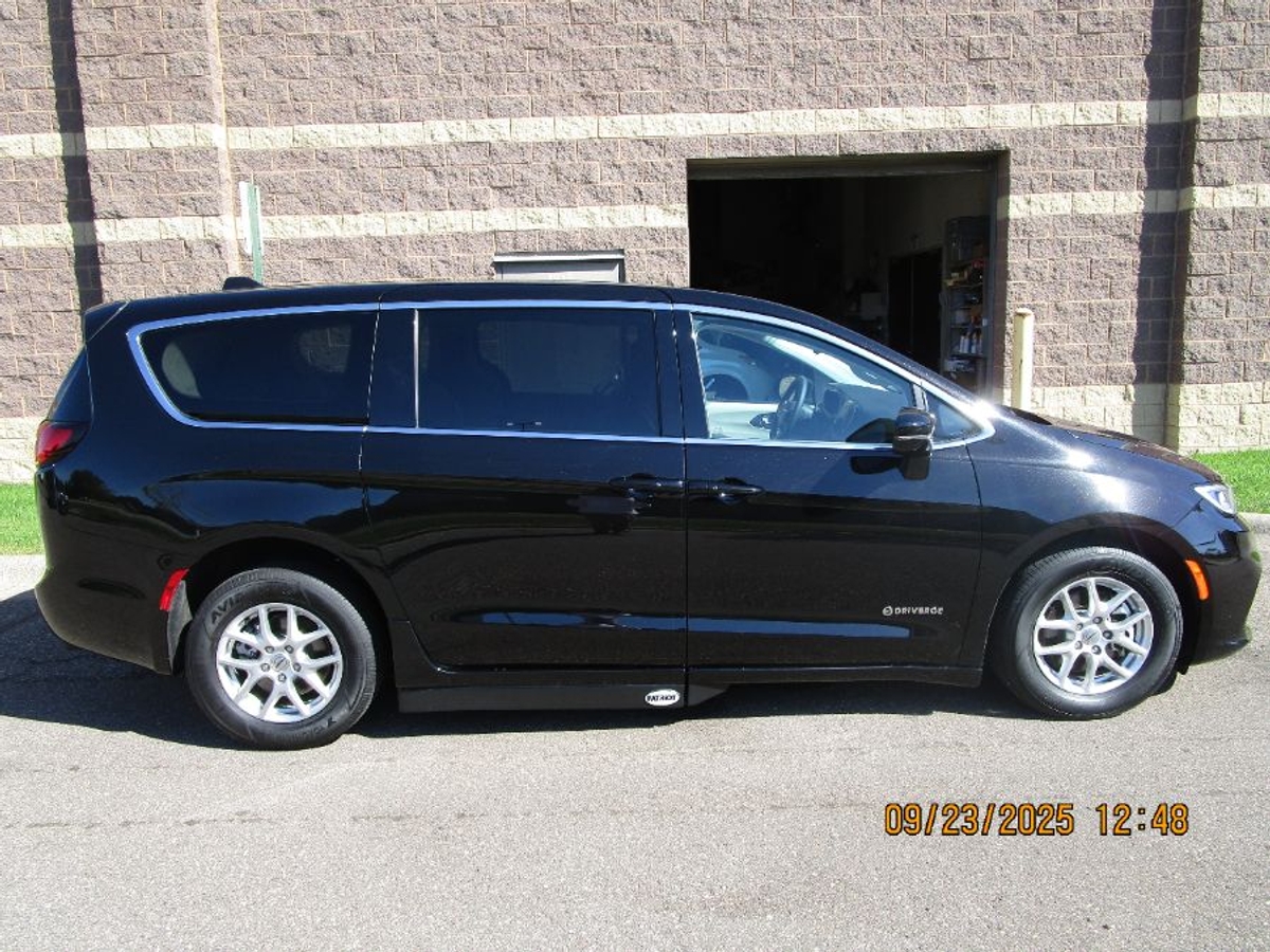 2024 CHRYSLER PACIFICA - Image 2