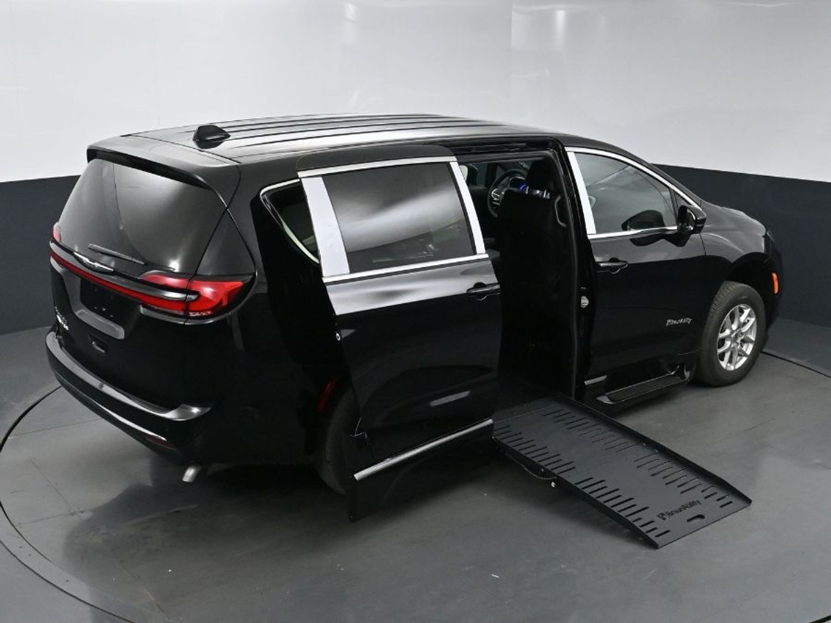 Black Chrysler Pacifica image number 25