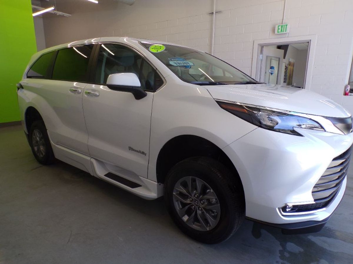 White Toyota Sienna image number 1