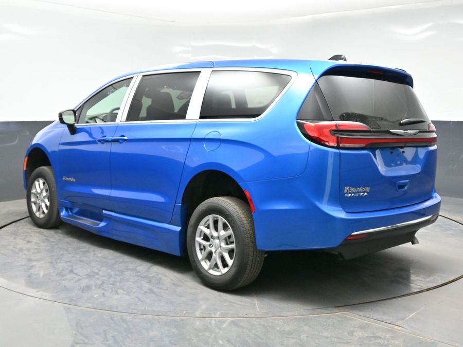 Blue Chrysler Pacifica image number 4