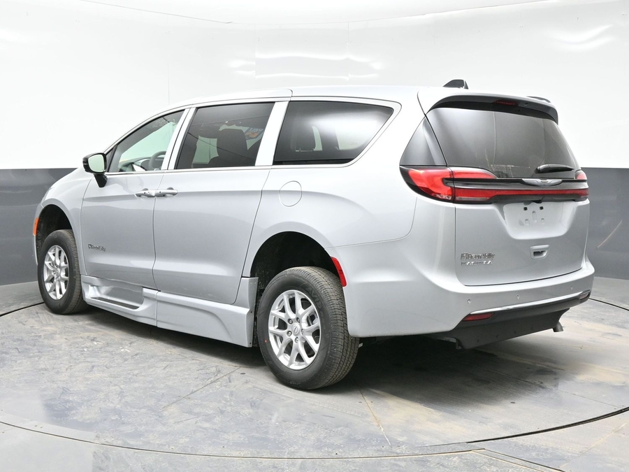 New 2026 Chrysler Pacifica Select Plus - BraunAbility Side Entry Entry In Floor Automatic Ramp