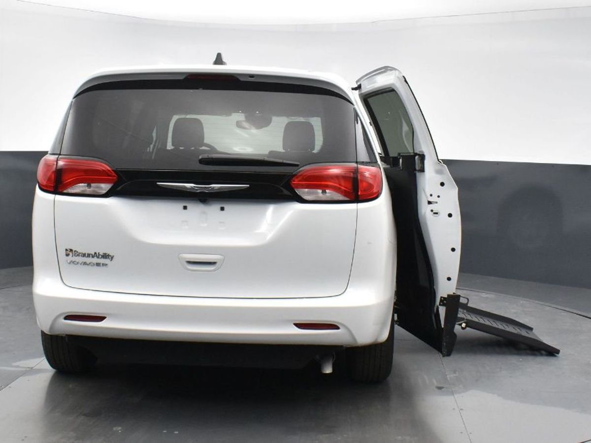 White Chrysler Voyager image number 11