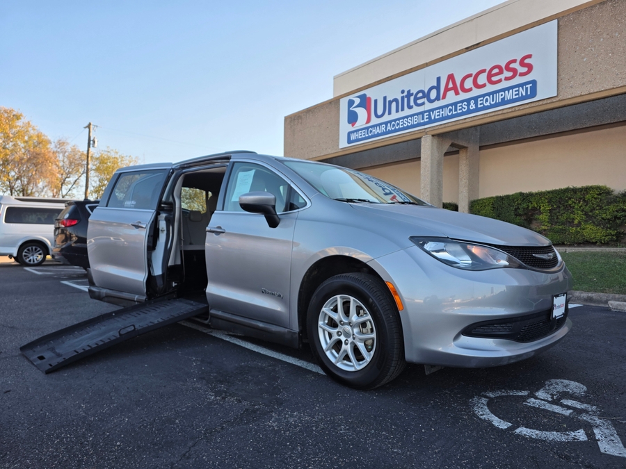 2021 Chrysler Voyager's photo