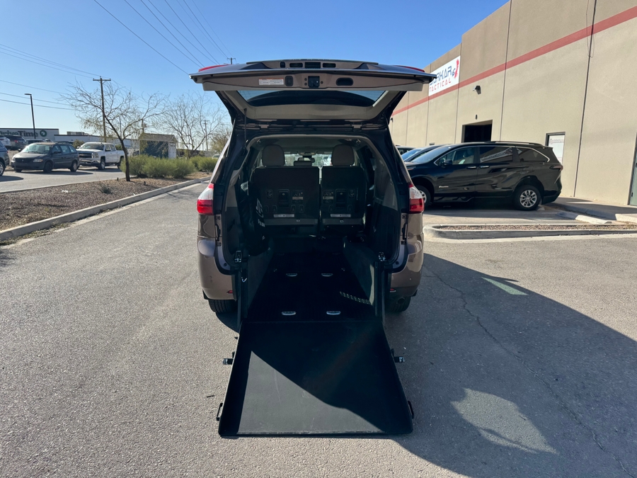 Used 2018 Toyota Sienna XLE - ATS Rear Entry Entry Fold Out Manual Ramp