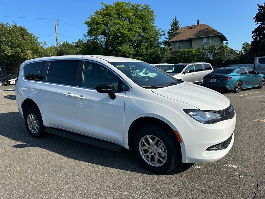 White Chrysler Voyager image number 2