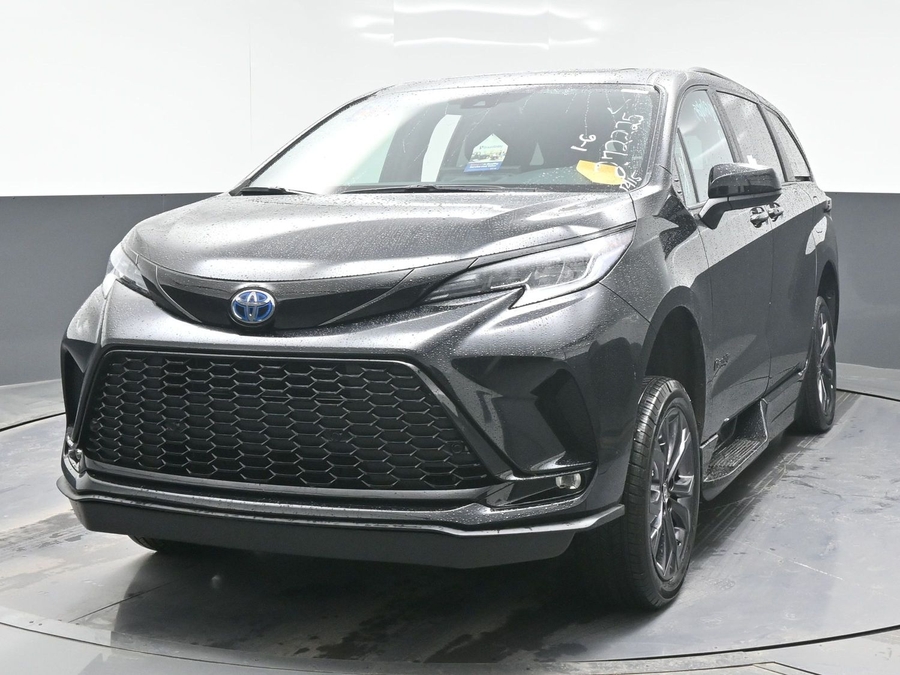 New 2025 Toyota Sienna Hybrid XSE Sport - BraunAbility Side Entry Entry Fold Out Automatic Ramp