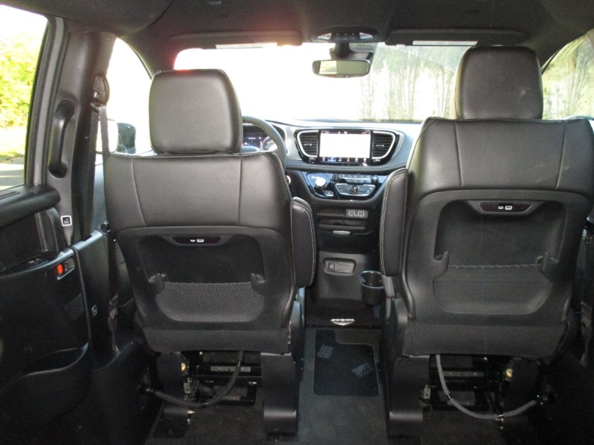 Grey Chrysler Pacifica image number 12