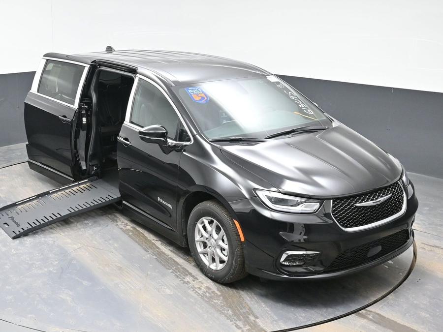 Black Chrysler Pacifica image number 22