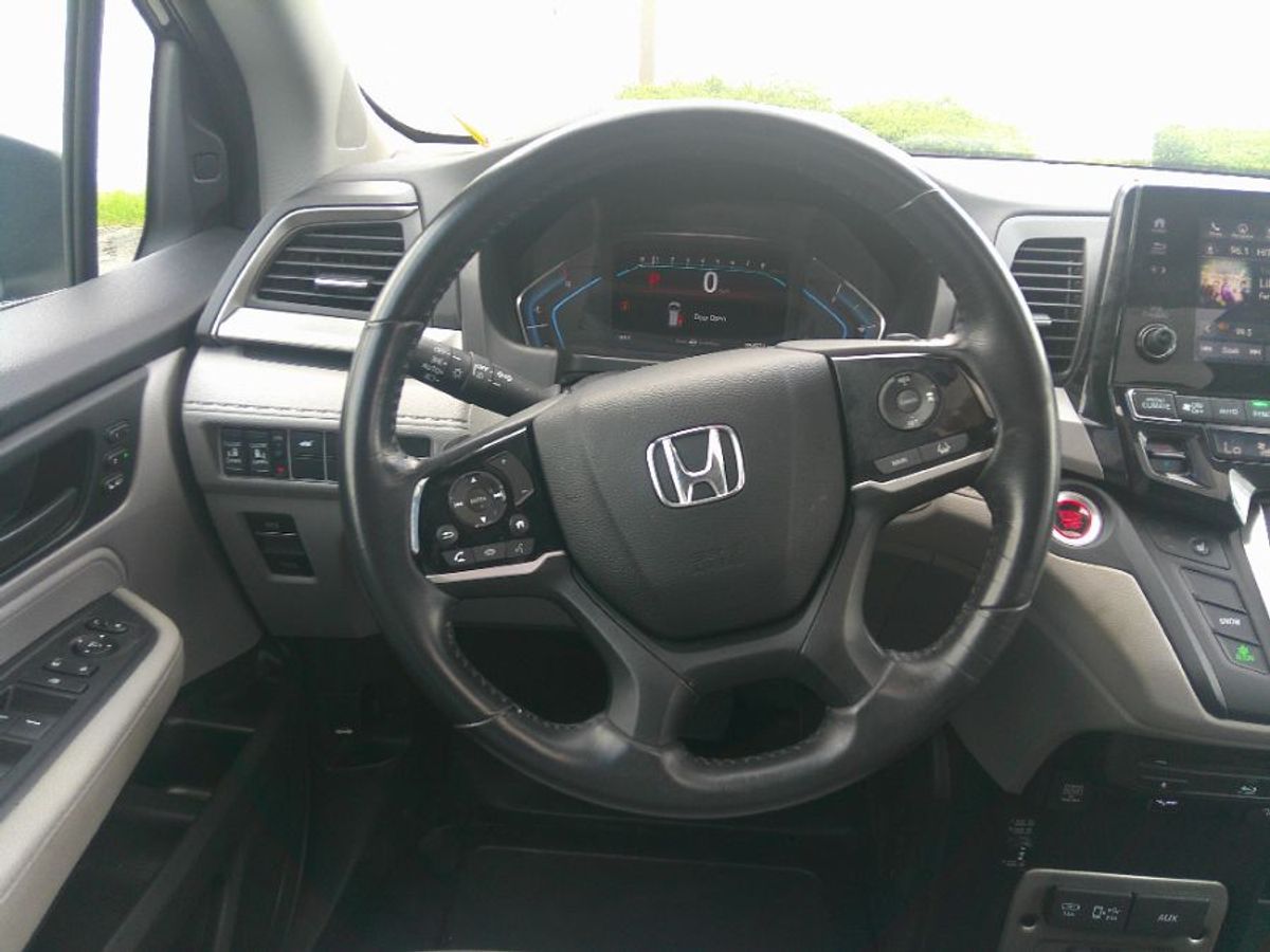 Black Honda Odyssey image number 9