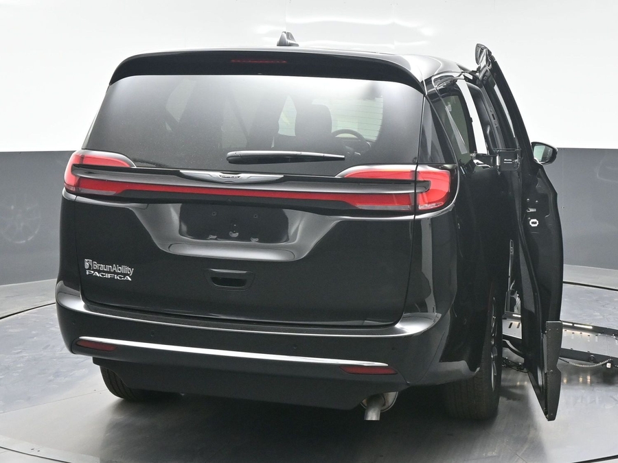 Black Chrysler Pacifica image number 5