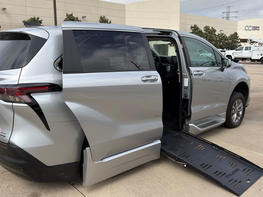 Used 2024 Toyota Sienna Hybrid LE Base - BraunAbility Side Entry Entry Fold Out Automatic Ramp