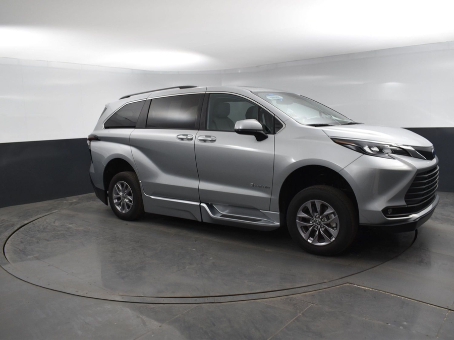 New 2025 Toyota Sienna Hybrid XLE Plus - BraunAbility Side Entry Entry In Floor Automatic Ramp