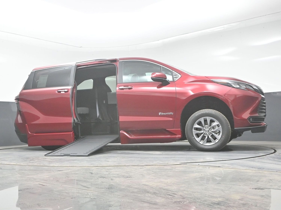 New 2025 Toyota Sienna Hybrid XLE Plus - BraunAbility Side Entry Entry In Floor Automatic Ramp