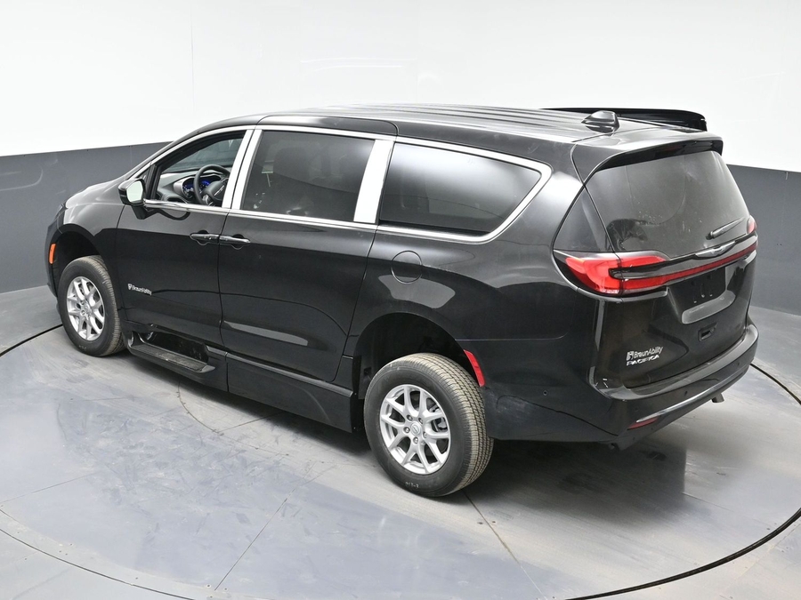 Black Chrysler Pacifica image number 24