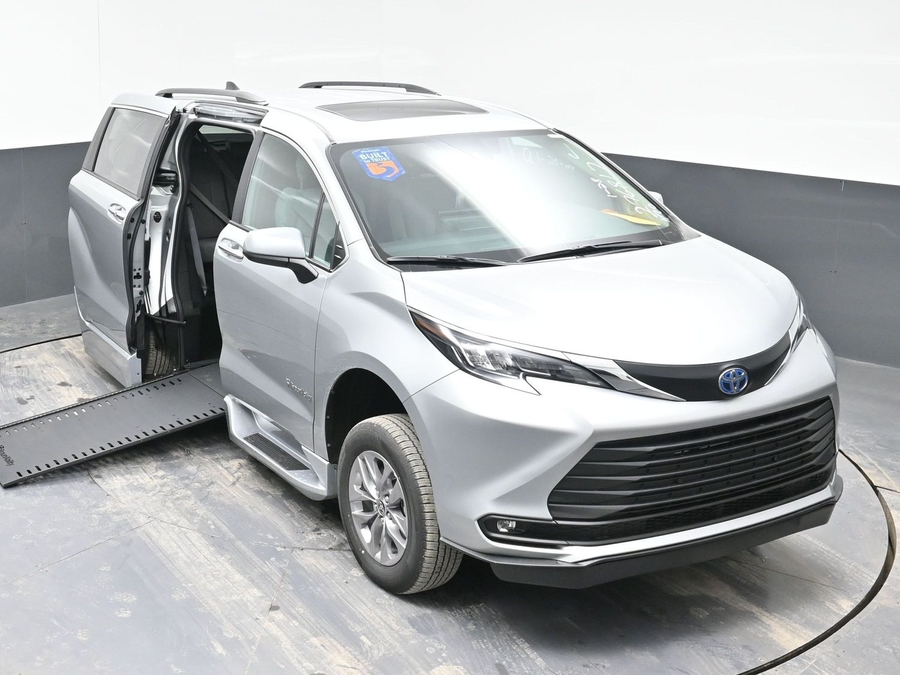 New 2025 Toyota Sienna Hybrid XLE Plus - BraunAbility Side Entry Entry In Floor Automatic Ramp