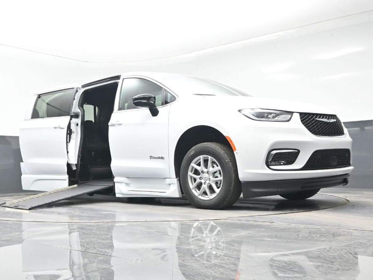 White Chrysler Pacifica image number 18