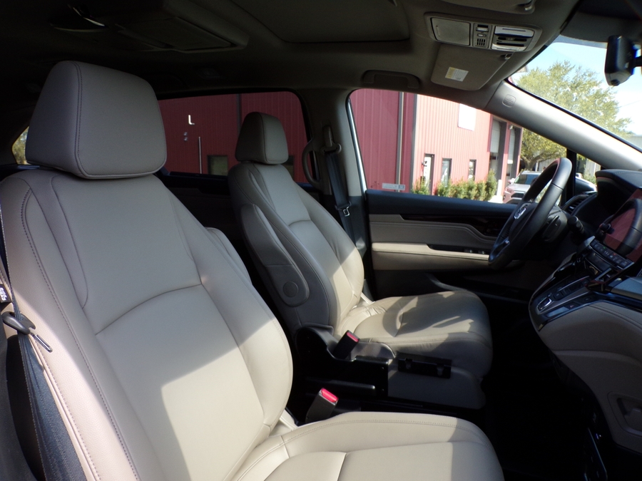 White Honda Odyssey image number 14