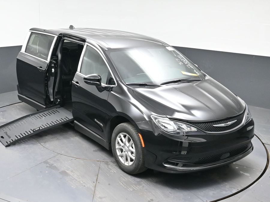 Black Chrysler Voyager image number 19