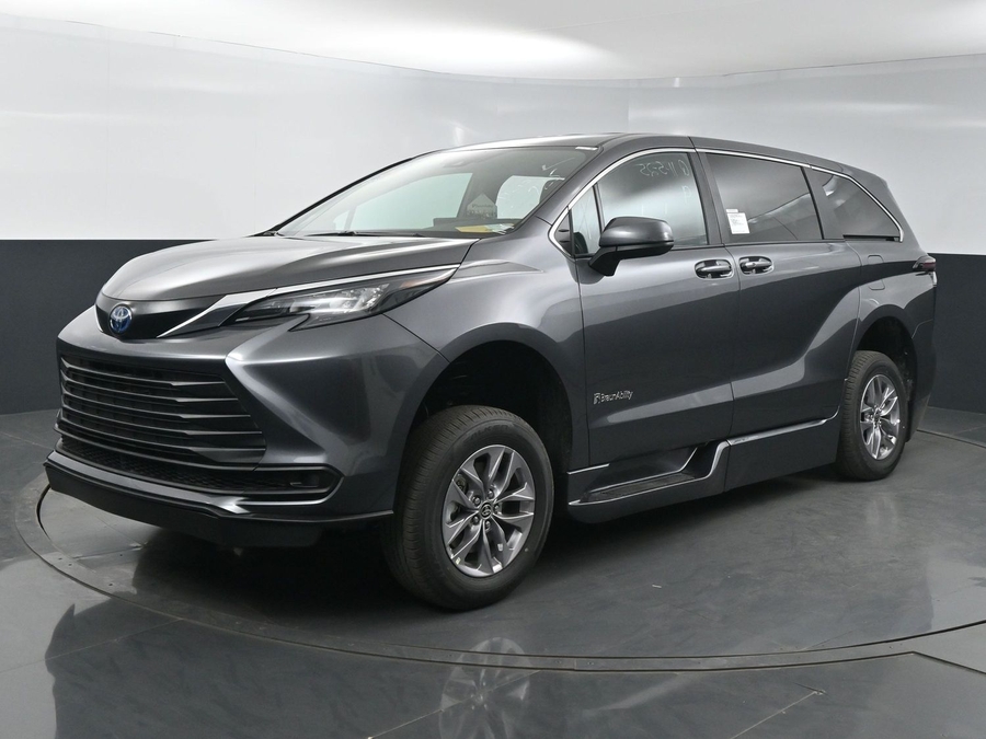 New 2025 Toyota Sienna Hybrid LE - BraunAbility Side Entry Entry Fold Out Automatic Ramp