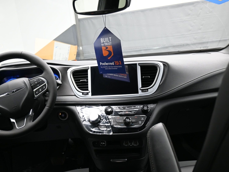 Black Chrysler Pacifica image number 19