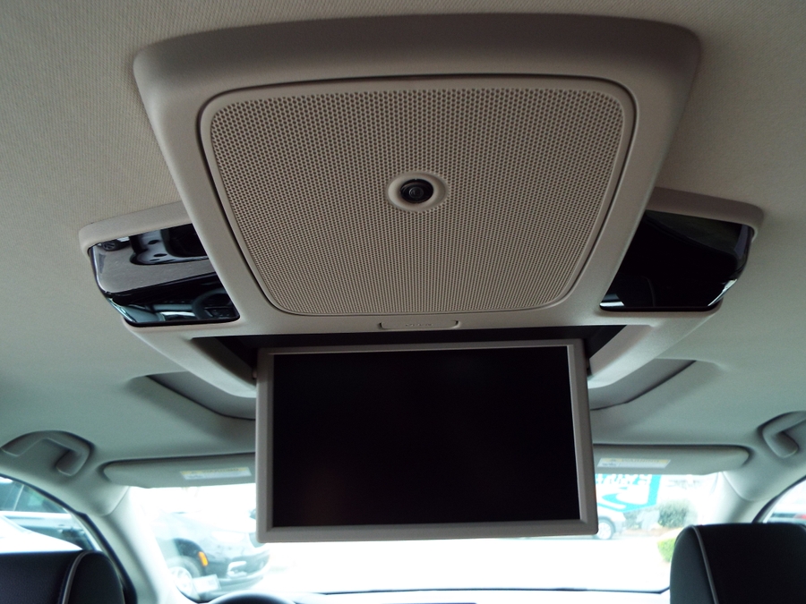 White Honda Odyssey image number 24