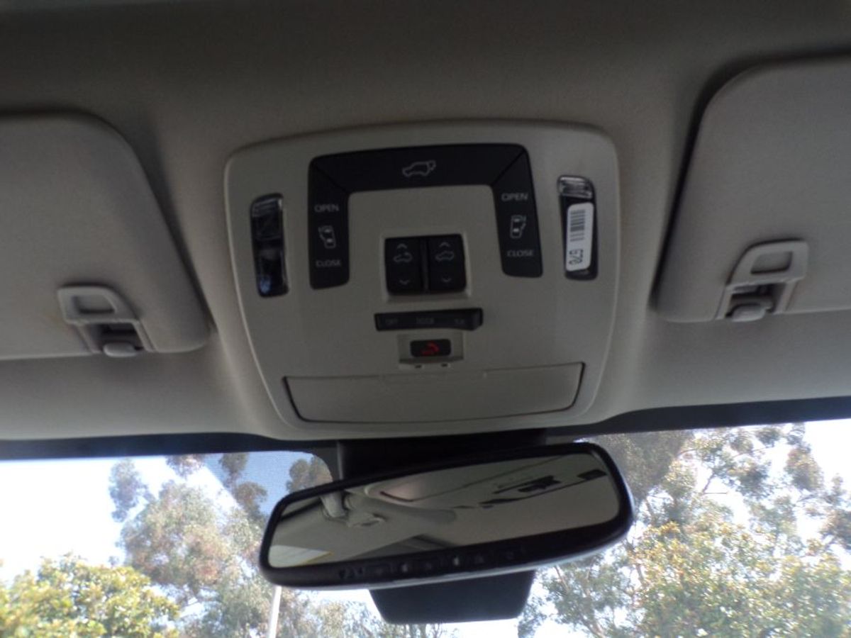 White Toyota Sienna image number 10