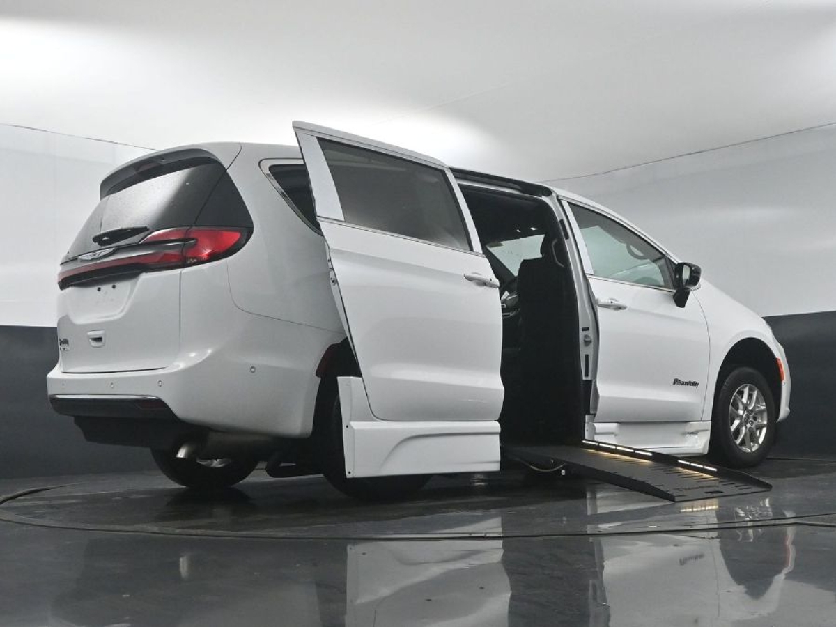 2025 CHRYSLER PACIFICA - Image 18