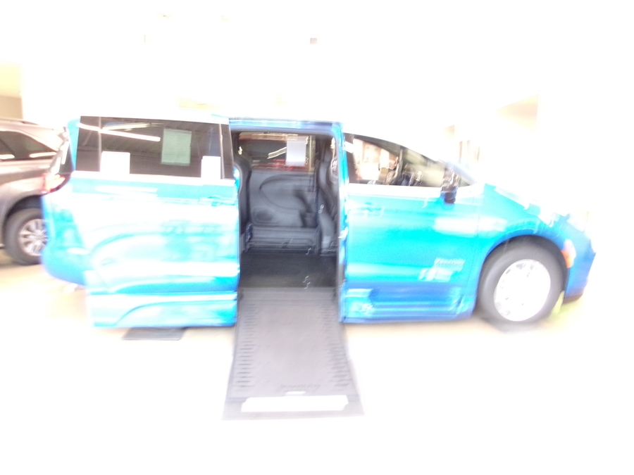 Blue Chrysler Pacifica image number 22