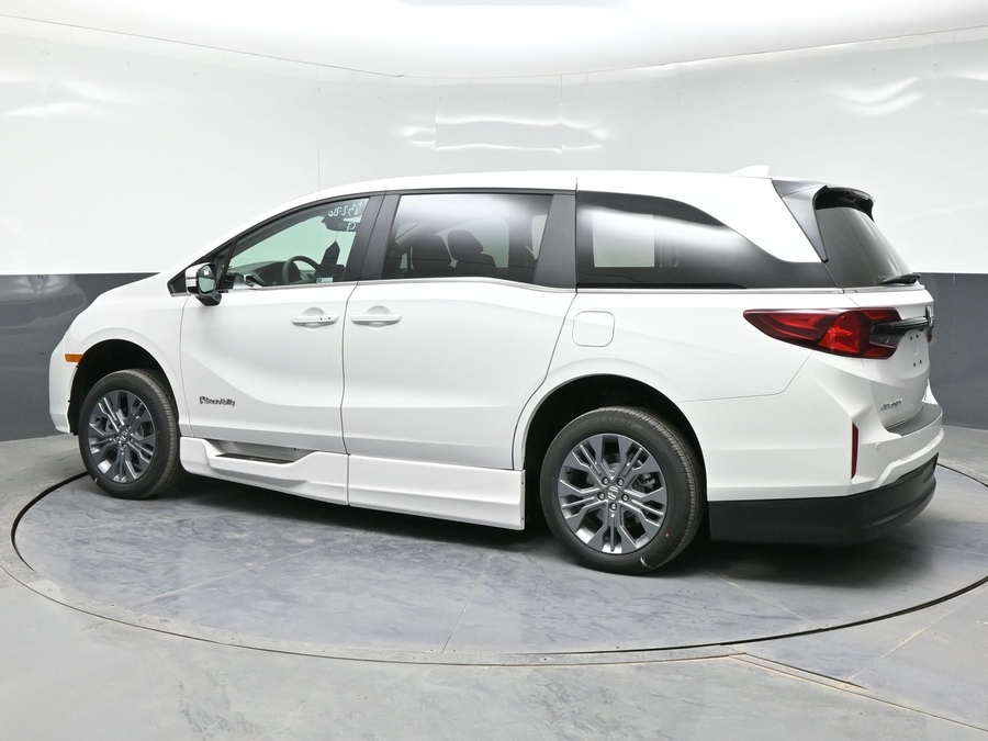 White Honda Odyssey image number 3