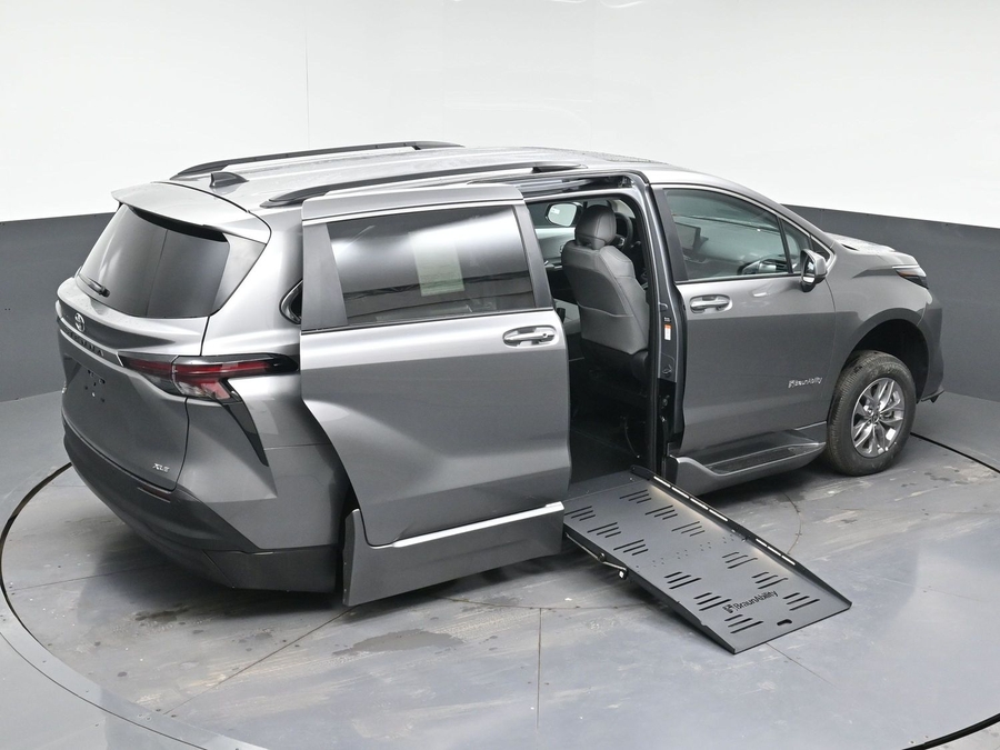 New 2026 Toyota Sienna Hybrid XLE Base - BraunAbility Side Entry Fold Out Automatic Ramp