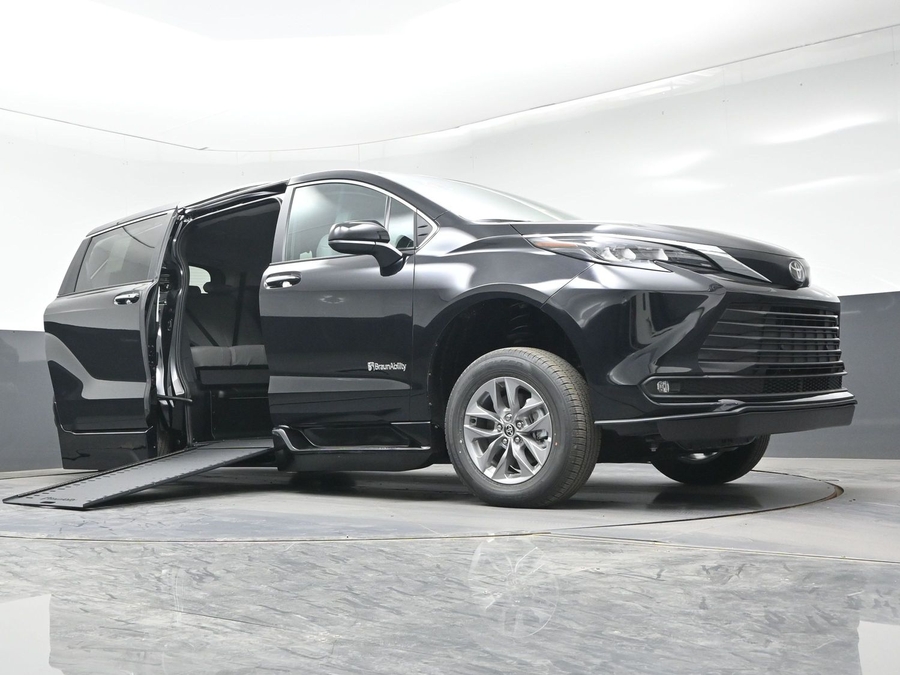 Black Toyota Sienna image number 15