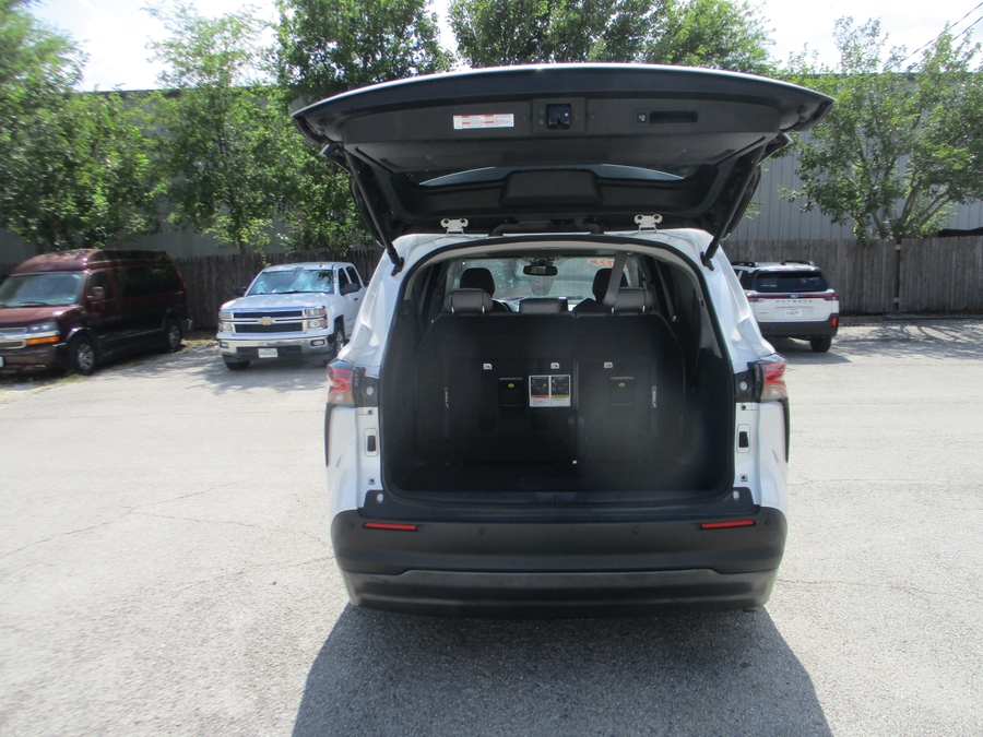 White Toyota Sienna image number 17