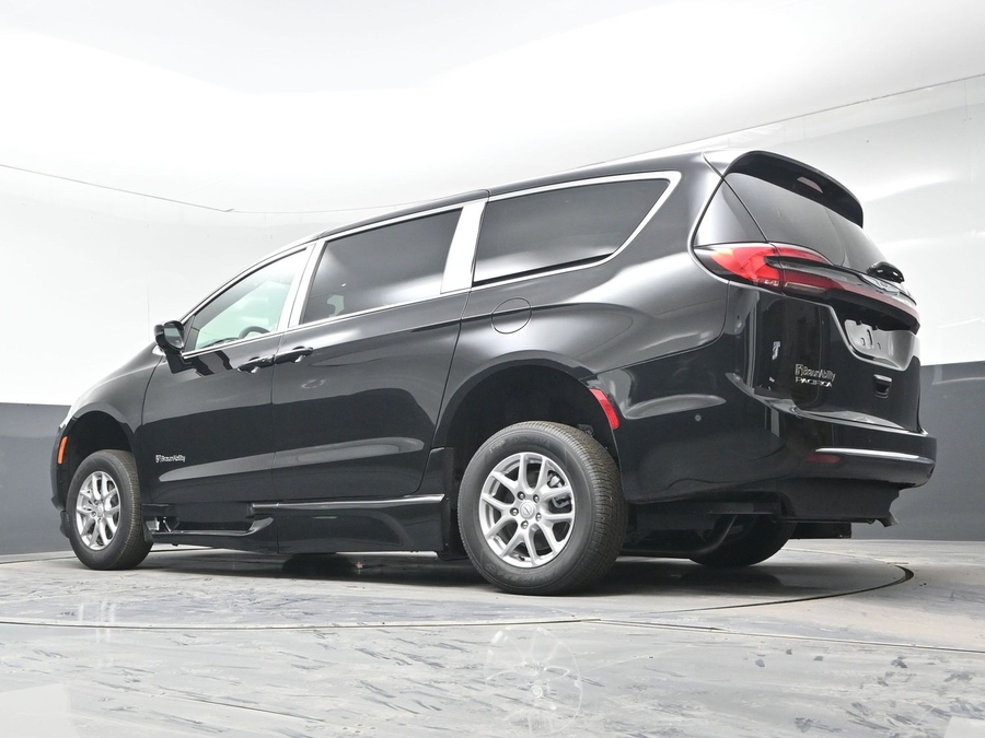 Black Chrysler Pacifica image number 20