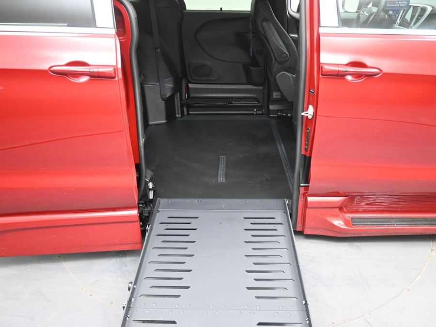 New 2026 Chrysler Pacifica Select Safety - BraunAbility Side Entry Fold Out Automatic Ramp