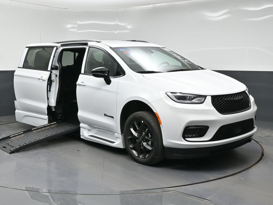 White Chrysler Pacifica image number 19