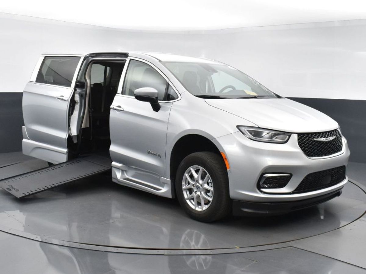 Silver Chrysler Pacifica image number 17