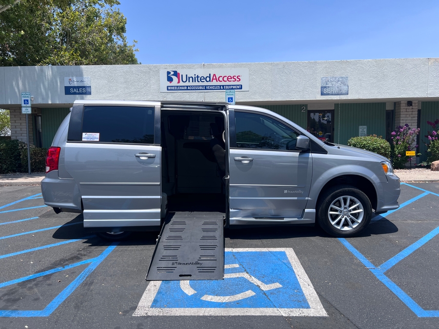 Used 2015 Dodge Grand Caravan SXT - BraunAbility Side Entry Fold Out Automatic Ramp