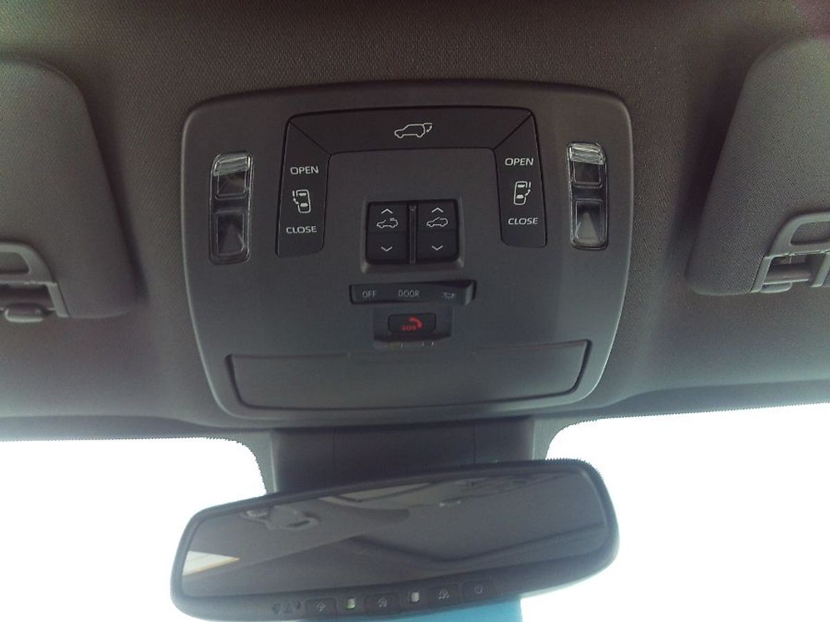 Silver Toyota Sienna image number 11