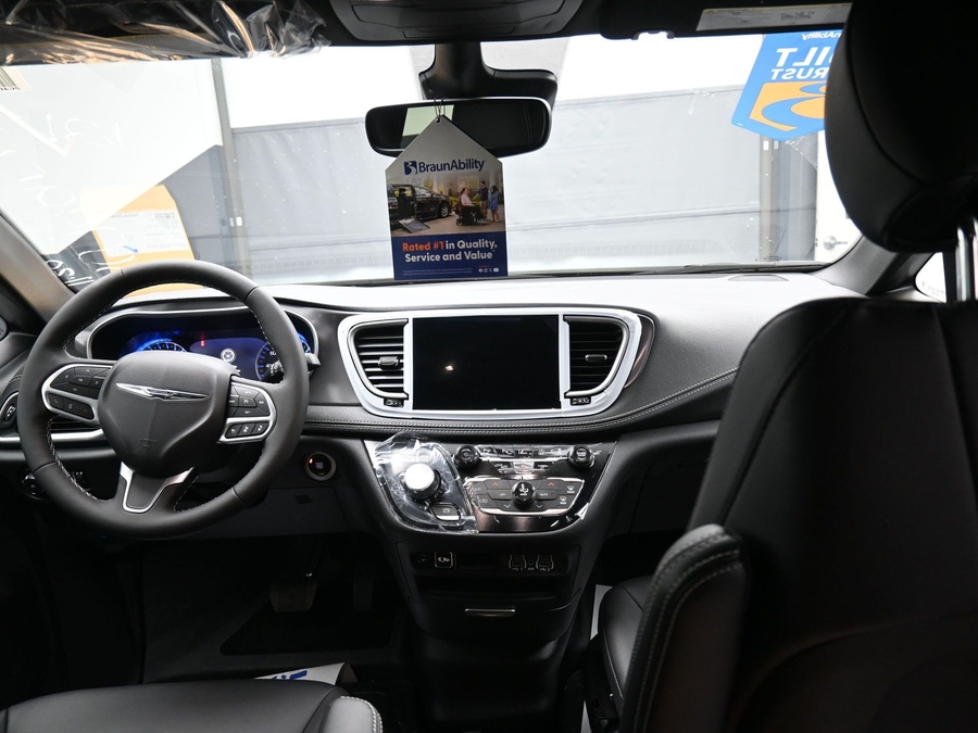 Black Chrysler Pacifica image number 12