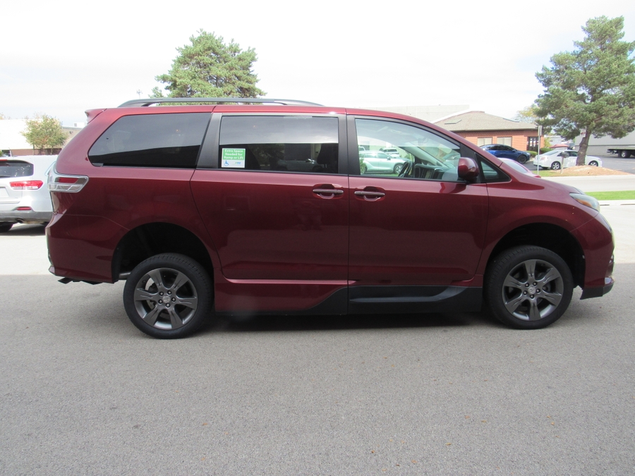 Salsa Red Pearl Toyota Sienna image number 7