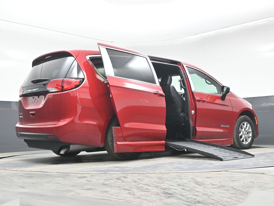 Red Chrysler Voyager image number 21