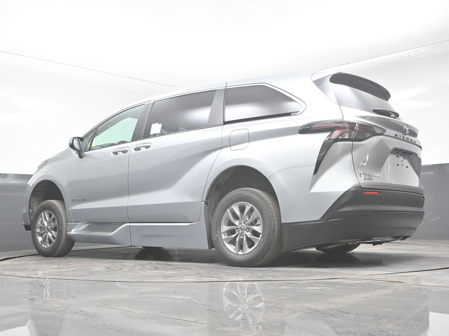 New 2025 Toyota Sienna Hybrid XLE Base - BraunAbility Side Entry Entry Fold Out Automatic Ramp