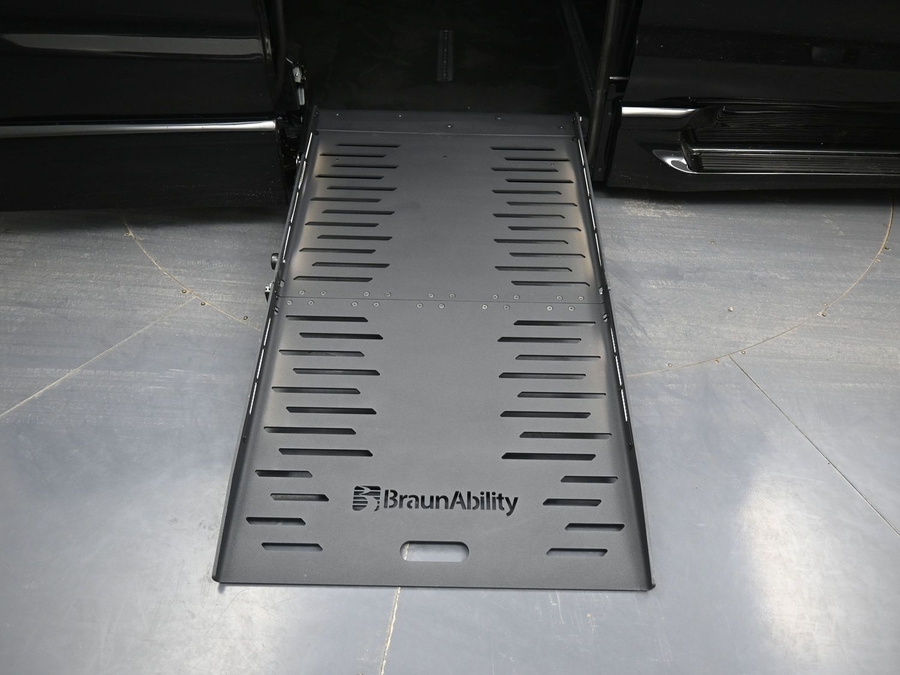 Black Chrysler Pacifica image number 9