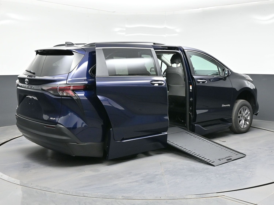 New 2026 Toyota Sienna Hybrid XLE Add - BraunAbility Side Entry Entry In Floor Automatic Ramp
